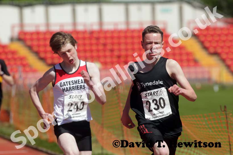 Max Pearson (Tynedale) outsprints Joe Kirk (Gateshead) for 2nd place in the under-15s 1500 metres.